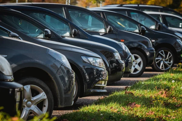 Samochody rząd zaparkowany w magazynie dealerskim samochodów — Zdjęcie stockowe