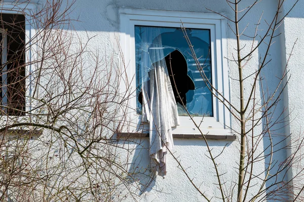इमारतीत तुटलेली खिडकी. तोडफोड करण्याची संकल्पना — स्टॉक फोटो, इमेज