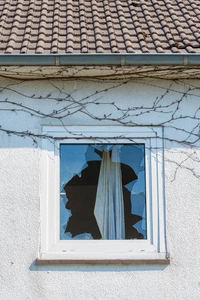 Venster met gebarsten glas na steenworp vandalisme — Stockfoto