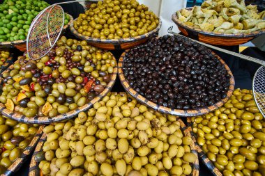 Oryantal pazarda yeşil ve siyah zeytin