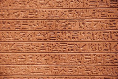 Duvardaki Mısır hiyerogliflerini kapat