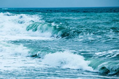 Güçlü okyanus dalgaları doğal arkaplanı kırıyor