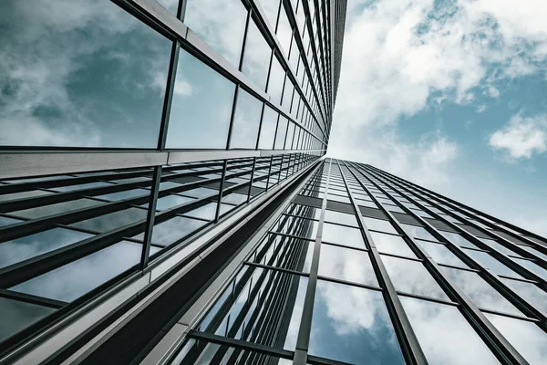 モダンなガラスの高層ビルの建物の背景 — ストック写真