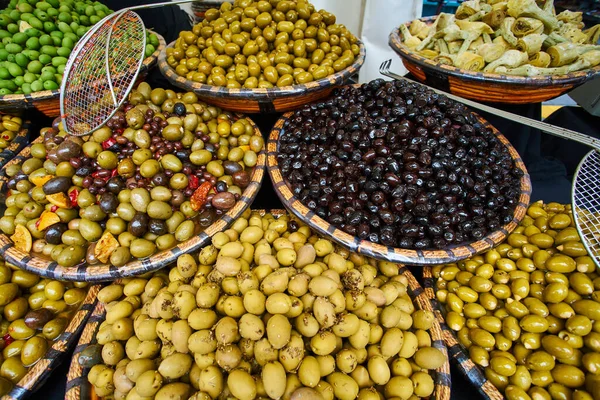 Zelené a černé olivy na orientálním trhu — Stock fotografie