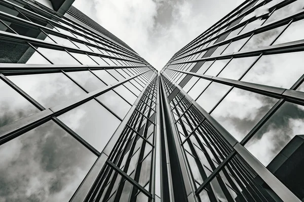 Vista de ángulo bajo de los rascacielos. edificio moderno —  Fotos de Stock