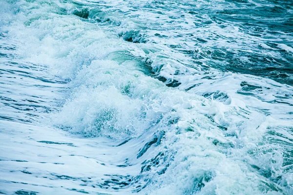 Ondas enormes na costa oceânica. Maravilhosa paisagem romântica de — Fotografia de Stock