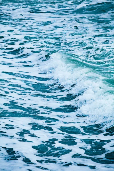 Obrovské vlny na pobřeží oceánu. Nádherné romantické moře — Stock fotografie