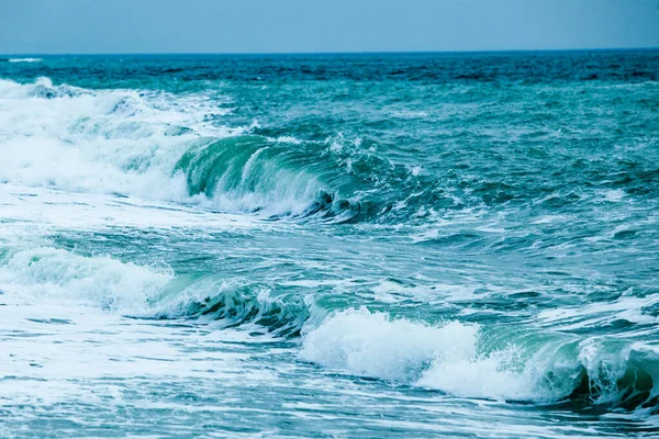 Eine riesige Welle an der Küste des Ozeans. wunderbare romantische Meereslandschaft von — Stockfoto