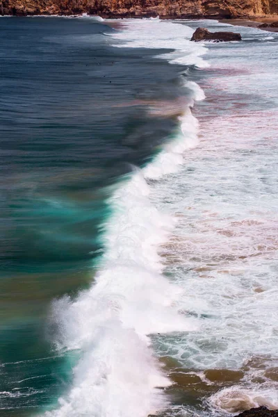 Costa portuguesa, penhasco no Oceano Atlântico. Tomado em Sagres — Fotografia de Stock