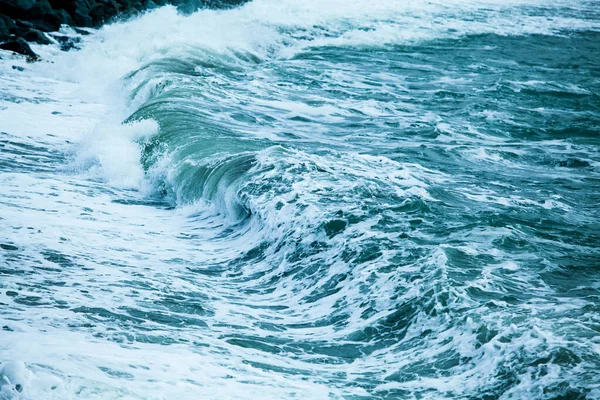 Мощные океанские волны, нарушающие естественный фон — стоковое фото