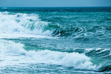 Dalgalar mavi denizin yüzeyinde