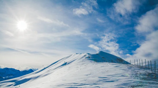 Prachtige bergen en lucht in de winter — Stockfoto