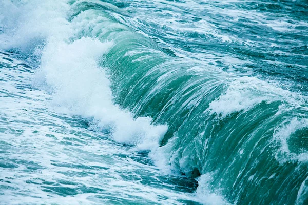 Dalgalar mavi denizin yüzeyinde — Stok fotoğraf