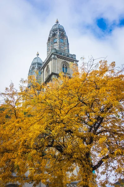 The towers of the Grossmunster in Zurich. Medieval cathedral — Stock Photo, Image