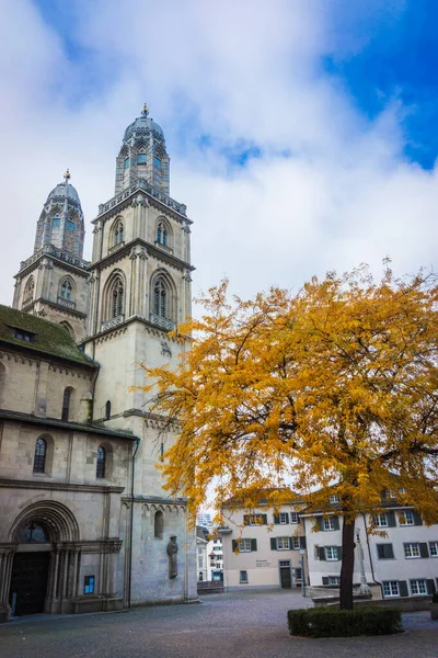 Les tours du Grossmunster à Zurich. Cathédrale médiévale — Photo