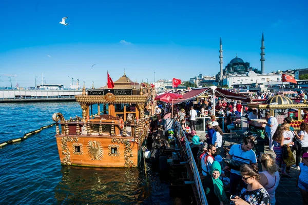 ISTANBUL, TURQUÍA - 11 de julio de 2017: Restaurantes tradicionales de pescado a —  Fotos de Stock