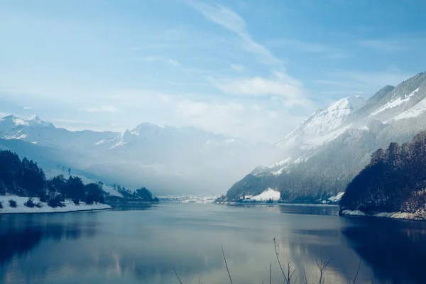 Panoramablick auf den schönen weißen Winter in den Alpen — Stockfoto