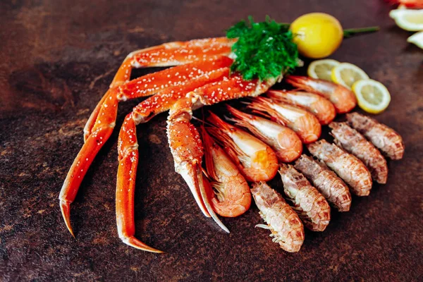 Composition Avec Crabe Crevettes Herbes Citron Sur Fond Rouge — Photo
