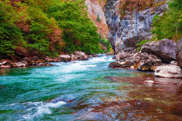山の川の風景 山の川の谷 — ストック写真