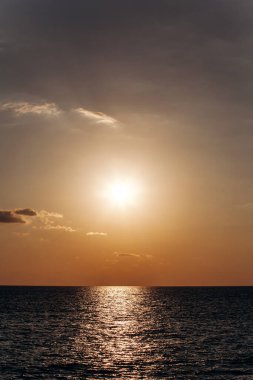 Denizde güzel, sıcak bir gün batımı. Güzel bir manzara. Büyüleyici gün batımı