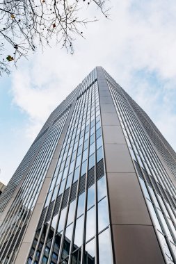 Modern gökdelenlerin mavi gökyüzüne karşı alt görünümü