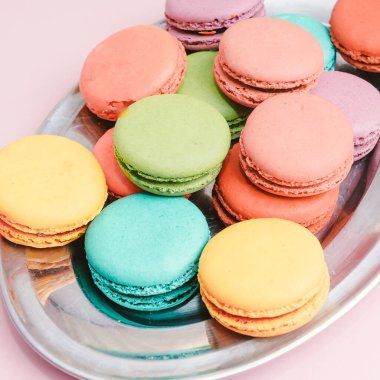 Tatlı kek makarna veya pembe arka plan üzerinde makarna