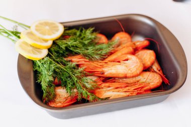 Limonlu ve dereotlu taze karides