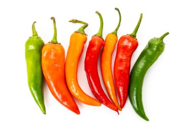 Kırmızı, yeşil biberler beyaz arka planda izole edilmiş.
