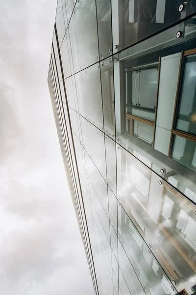 曇り空に対する高層ビルの劇的な景色 下からの高層ビルの眺め — ストック写真