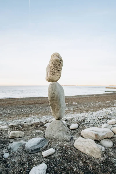 Figura Piedras Pie Uno Sobre Otro Playa Contra Mar — Foto de Stock