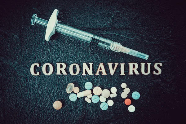 Вакцина Проти Коронавірусу Єкційним Шприцом Ізольовано Чорному Тлі — стокове фото