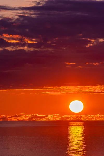 Panorama Sol Nuvens Escuras Superfície Água Mar Pôr Sol — Fotografia de Stock