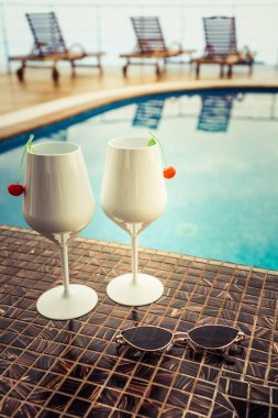 Tropik tatil beldesindeki havuzda kokteyl.