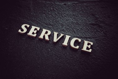 Sözcük servisi siyah arkaplanda yazıldı