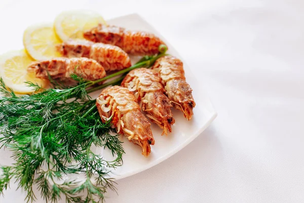 Camarones Plato Con Limón Eneldo Fondo Blanco — Foto de Stock