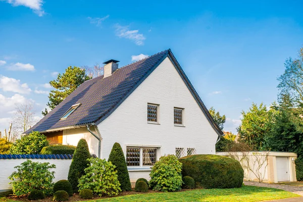 Fachada Luxo Casa Geminada Com Belo Jardim — Fotografia de Stock