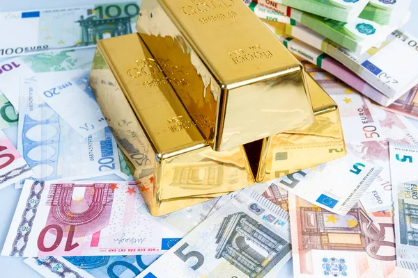 Goldbarren Mit Euro Banknoten Hintergrund — Stockfoto