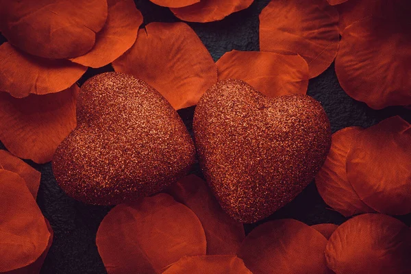 バラの赤いハート 2つの心で花びらをバラ 愛の概念 — ストック写真
