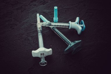 Siyah arka planda çözeltisi olan tıbbi enjeksiyon şırıngaları