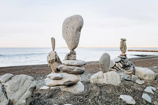 海の近くのビーチでの石の数字 海の背景と石像 — ストック写真