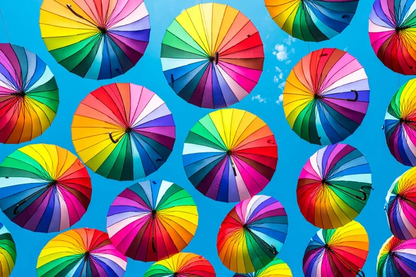 色彩斑斓的雨伞彩虹雨伞背景 — 图库照片