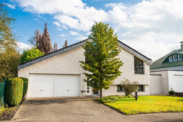 Fachada Luxo Casa Geminada Com Belo Jardim — Fotografia de Stock