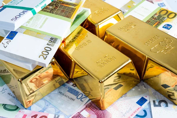 Oro Bullion Con Sfondo Banconote Euro — Foto Stock