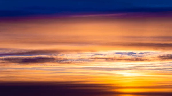 劇的な日没と日の出の空 オレンジ色の夕焼け空を発射 — ストック写真