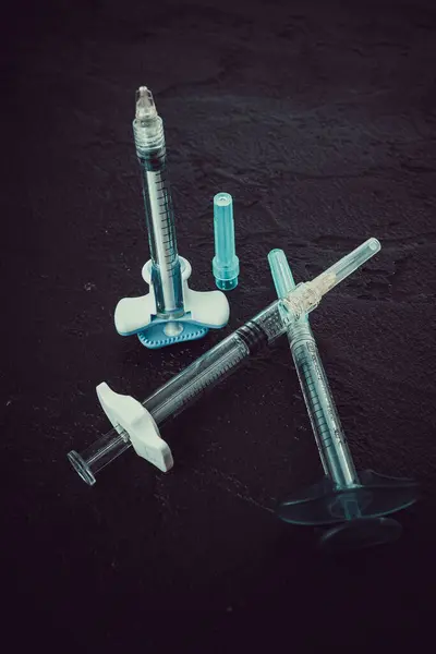 Medische Injectiespuiten Met Oplossing Zwarte Achtergrond — Stockfoto