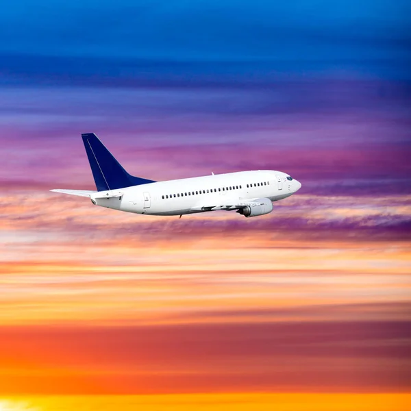 Flugzeug Auf Dem Hintergrund Des Sonnenuntergangs Passagierflugzeug Verkehrsflugzeuge Privatjet — Stockfoto