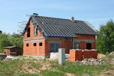 Bitmemiş standart köy evi kırmızı tuğla yapılır. Güneşli bahar gün manzara