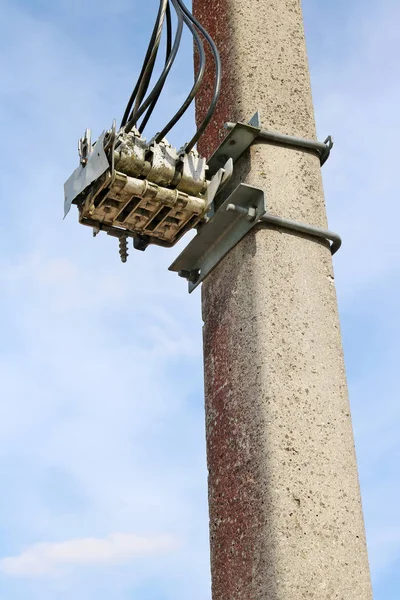 老化的三相电开关安装在质朴的混凝土柱上 阳光明媚的花枝天户外拍摄 — 图库照片