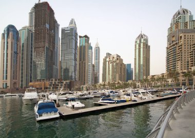 Dubai, Birleşik Arap Emirlikleri - 01 Ocak 2017. Yüksek gökdelenler liman ve elit yatlar için yatak yakınında bulunan iş şehir merkezinin iğnelerden