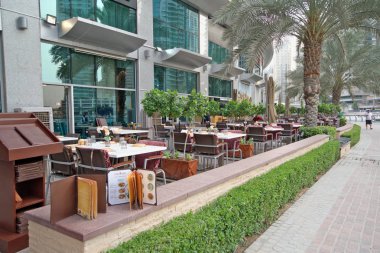 Dubai, Birleşik Arap Emirlikleri - 01 Ocak 2017: Yeşil rekreasyon alanları ile otel ve Miramin restoran bulunur Arap ülkenin başkenti iş parçası.